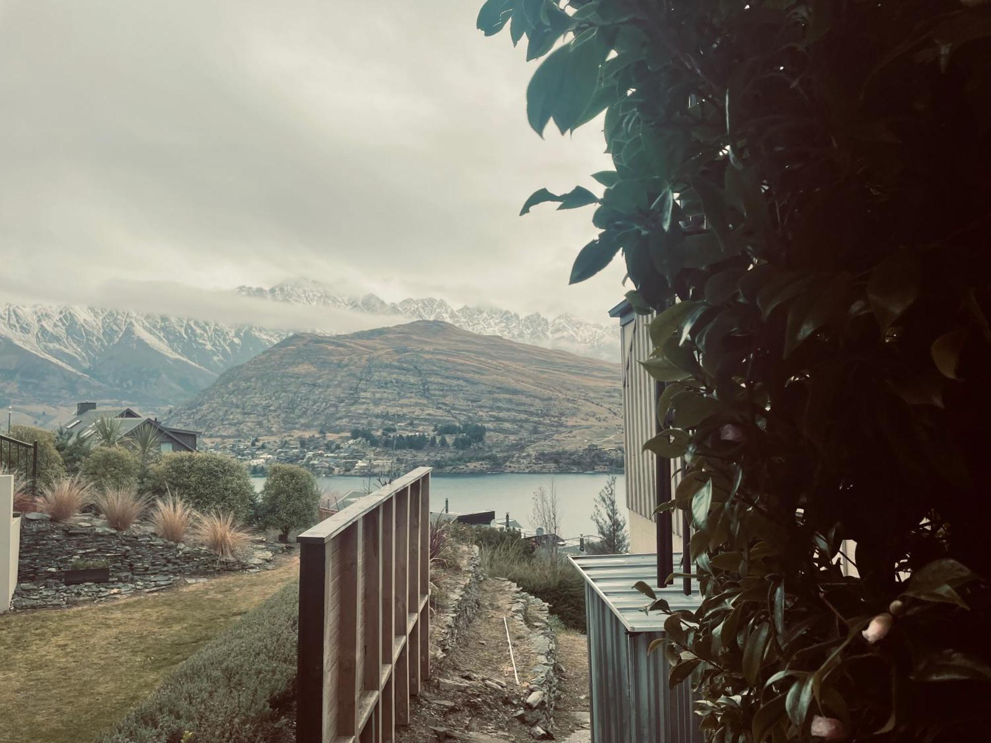 Ming'S Lakeside Goldleaf Suites Queenstown Buitenkant foto